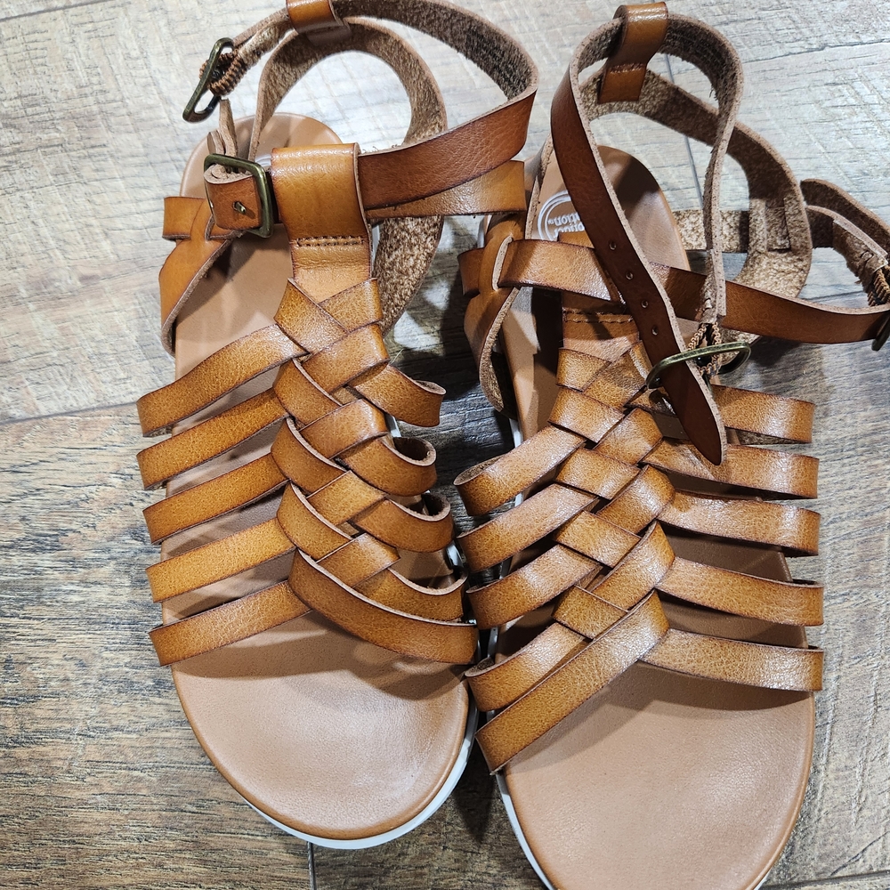 Wonder Nation Tan Strappy Sandals